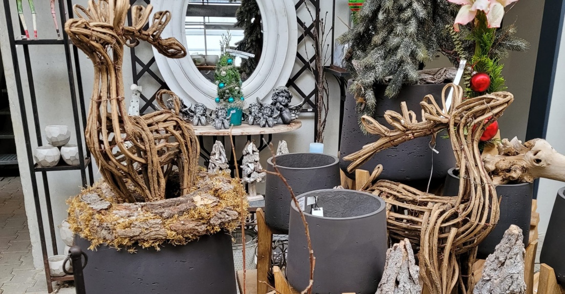 Spiegel, Silberne Weihnachtsengel, Faserbeton-Pflanztöpfe mit Holzgestell, Betonübertöpfe, Hirsche aus Rebe